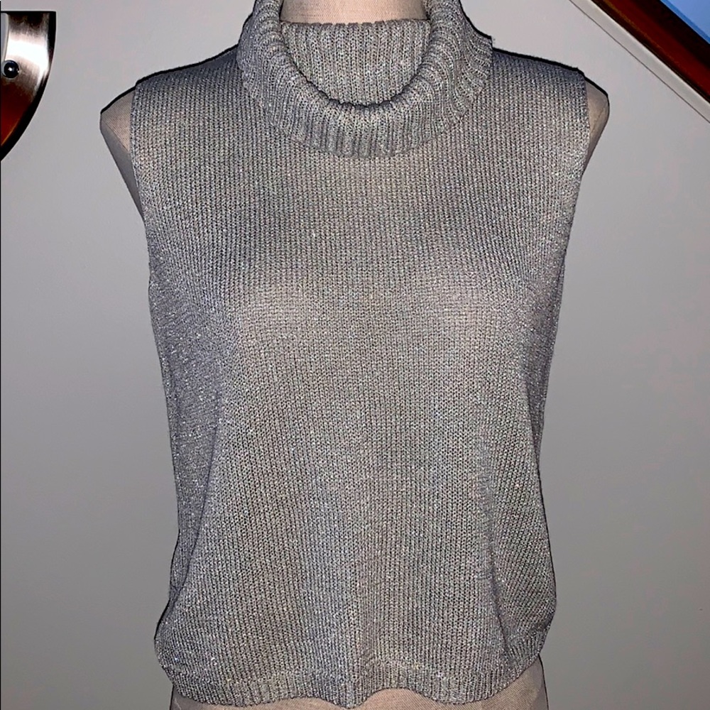 Sleeveless turtleneck